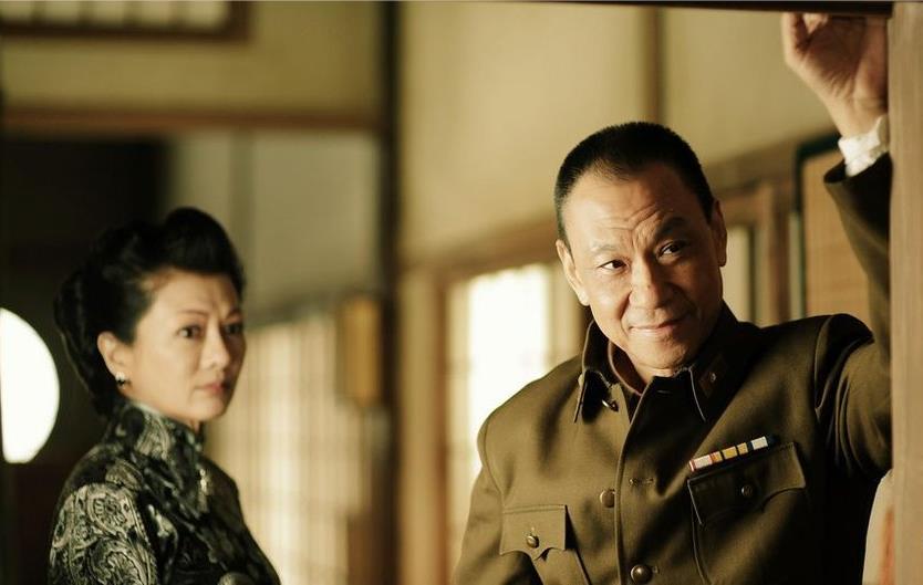 在《彼岸1945》中,葛蕾与王学圻饰演的抗日英雄蒋景星是一对夫妻.