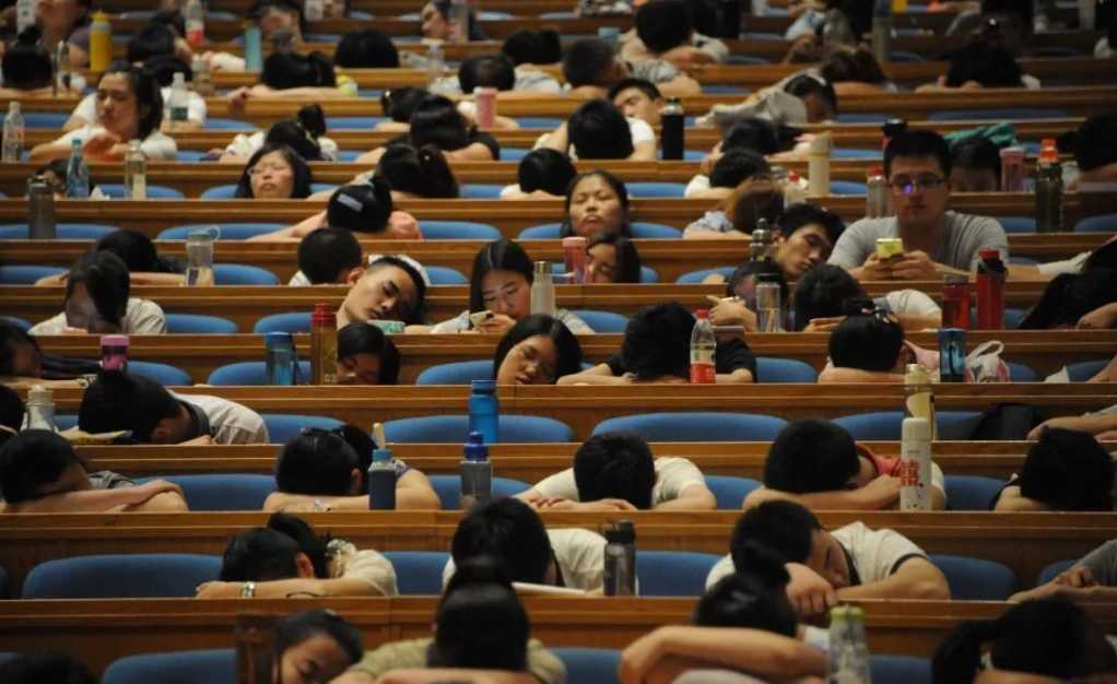 南开教授艾跃进曾告诫学生：穷不是你的错误，虚荣是你的错误