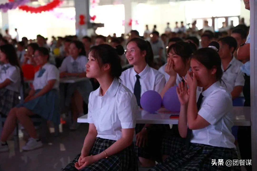 全网最帅厨师长、霸气菜、全鱼宴……高考“加油餐”实力爆表