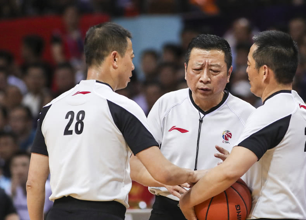 cba裁判为什么没有职业的呢（揭秘CBA裁判！68人仅6人专职，闫军最“专业”，一人没争议）