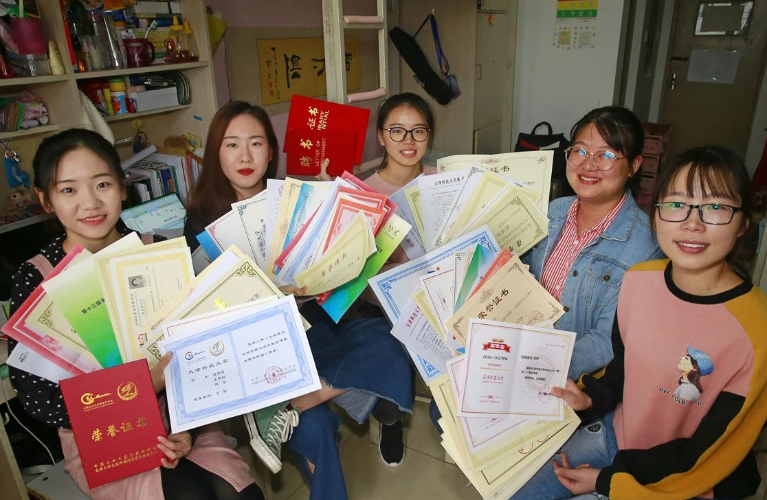 河南平顶山学院试行“男女混住”，网友争议不断，安全性成为话题