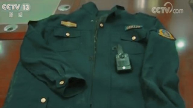 真相令人震惊(一支队伍声称“执法”人员却遭群众质疑围堵 真相令人惊讶)