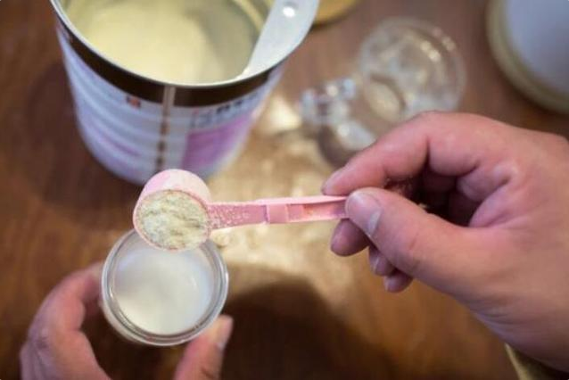 想给宝宝换奶粉该怎么办？在“转奶”的问题上，家长要掌握重点