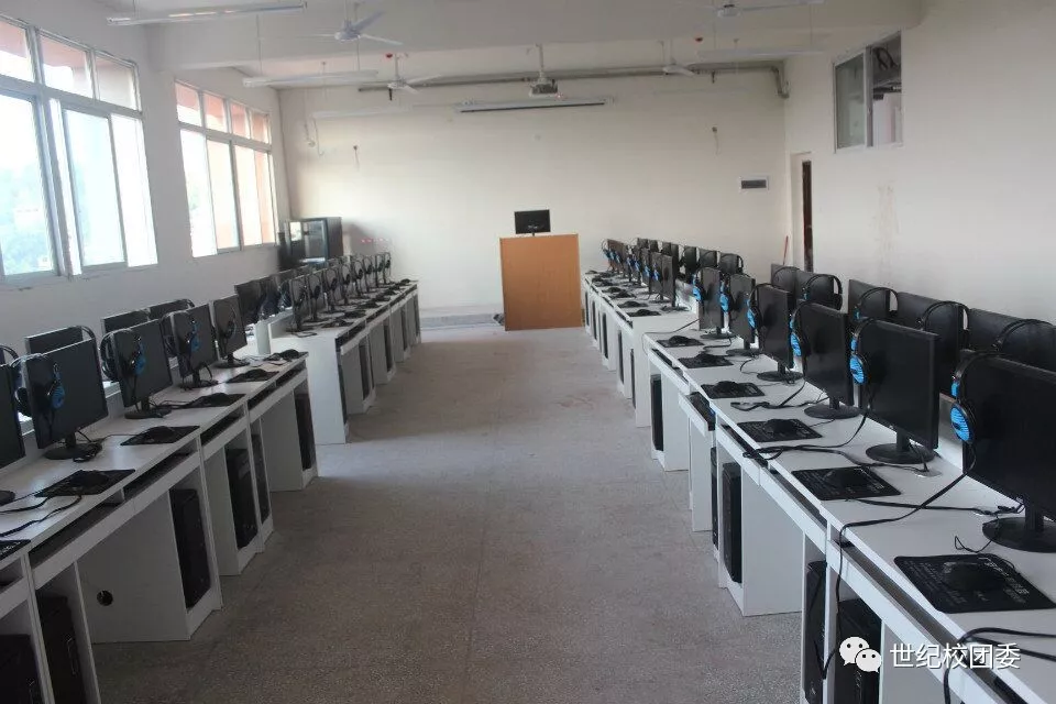 广安市世纪职业技术学校的刘萌怡同学以中职类全省第一名考入高校