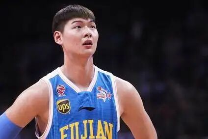 王哲林为什么去不了nba了(咋不去NBA打球？第一中锋王哲林道出实情，网友扼腕叹息，遗憾)