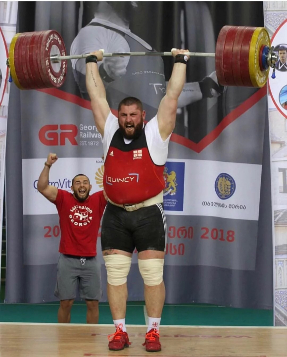 格鲁吉亚真是个神奇的国家,经常出大力神,除了举重的大力士塔拉哈泽