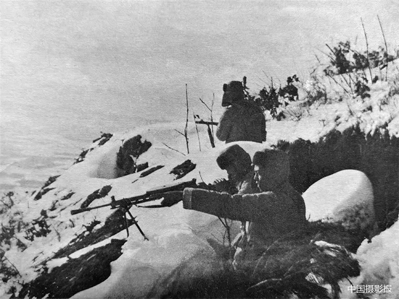 冰血长津湖5：靠着强大的空中保护伞，美军陆战1师夺路而逃
