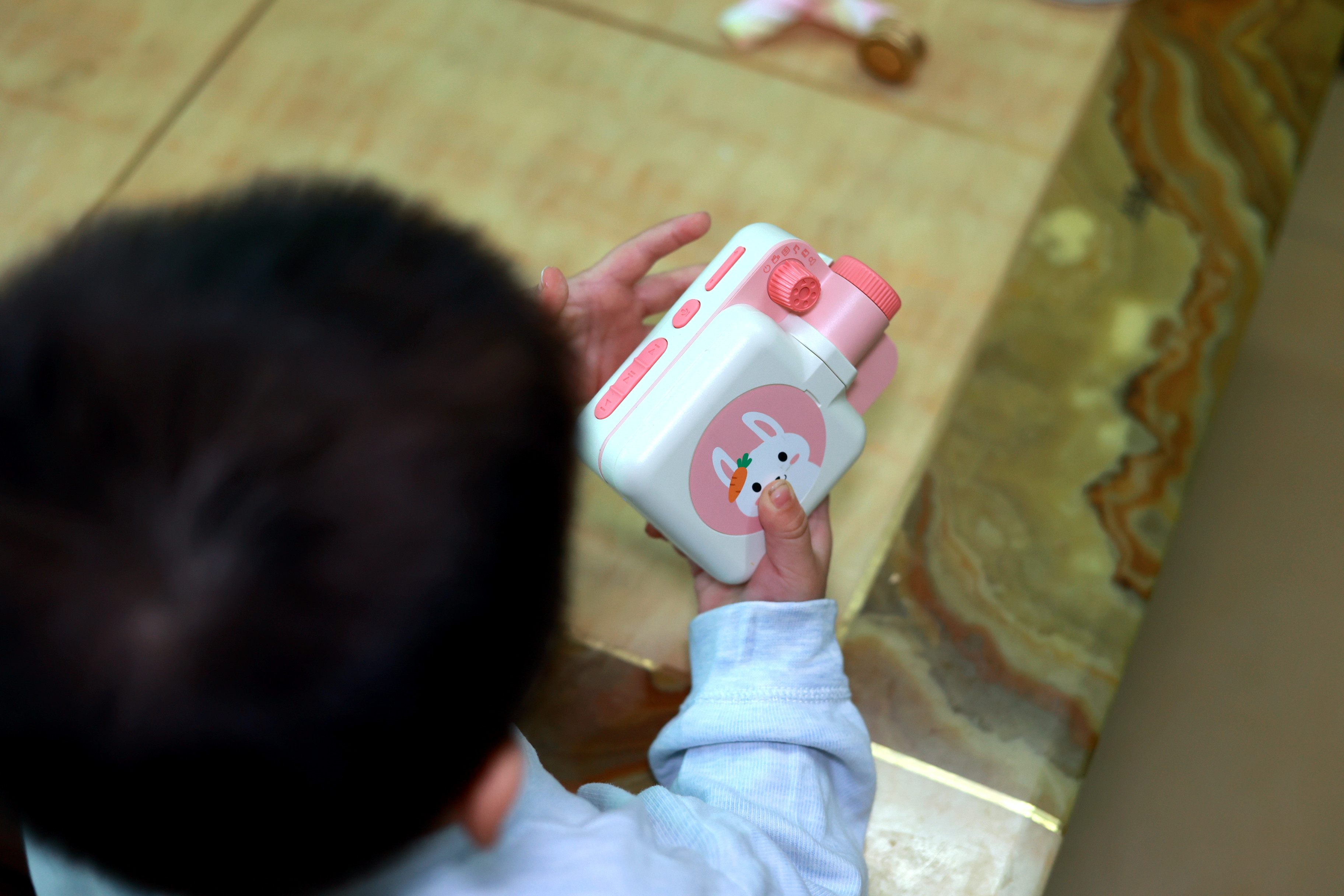 为带娃焦头烂额？不会启蒙教育？了解一下趣学伴绘本故事放映机