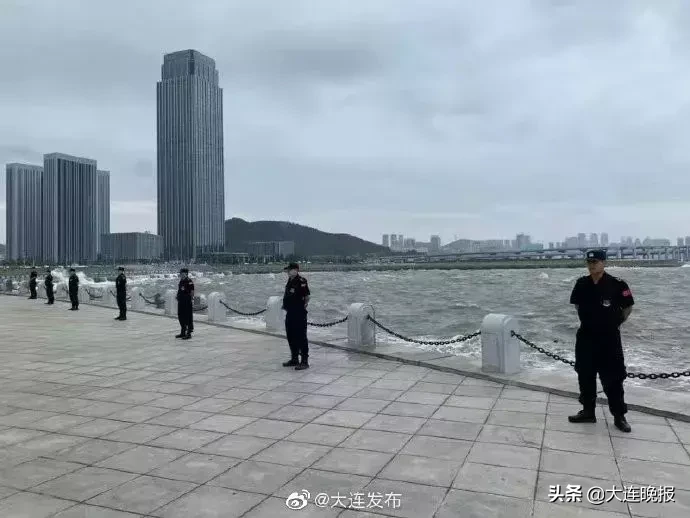 大连国安安保(风雨之后，大连街头！10岁“小交警”温暖一座城)