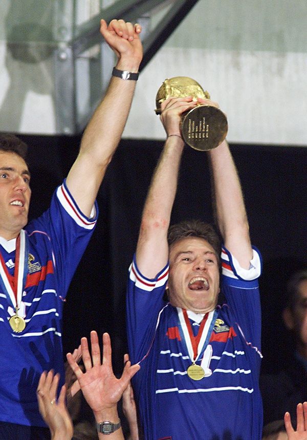 94年世界杯捧杯是哪位队员（世界杯冠军队长-金杯捧杯人）