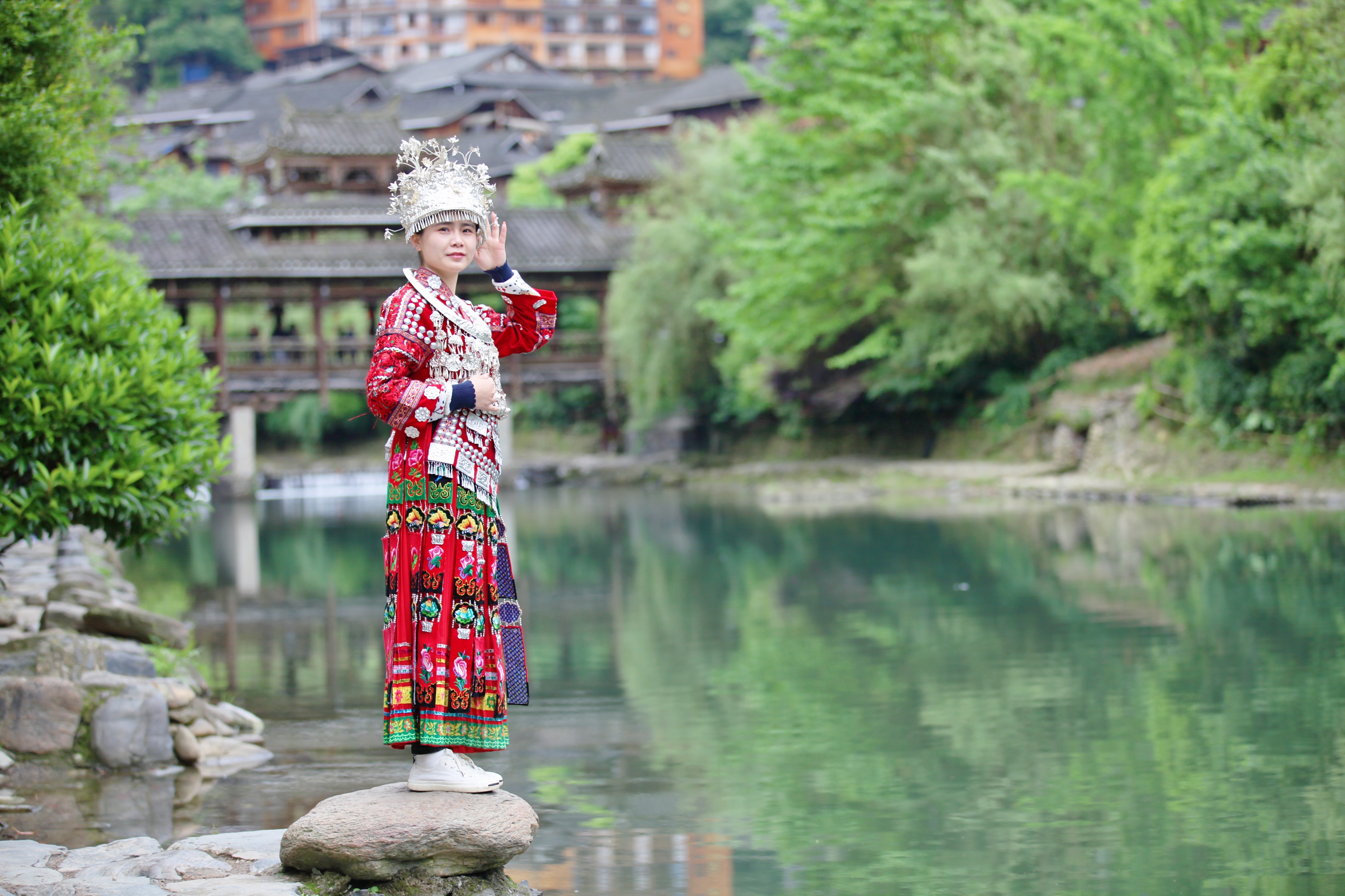 西江千户苗寨：“多彩贵州”一处梦中的风景，一个满目银饰的地方