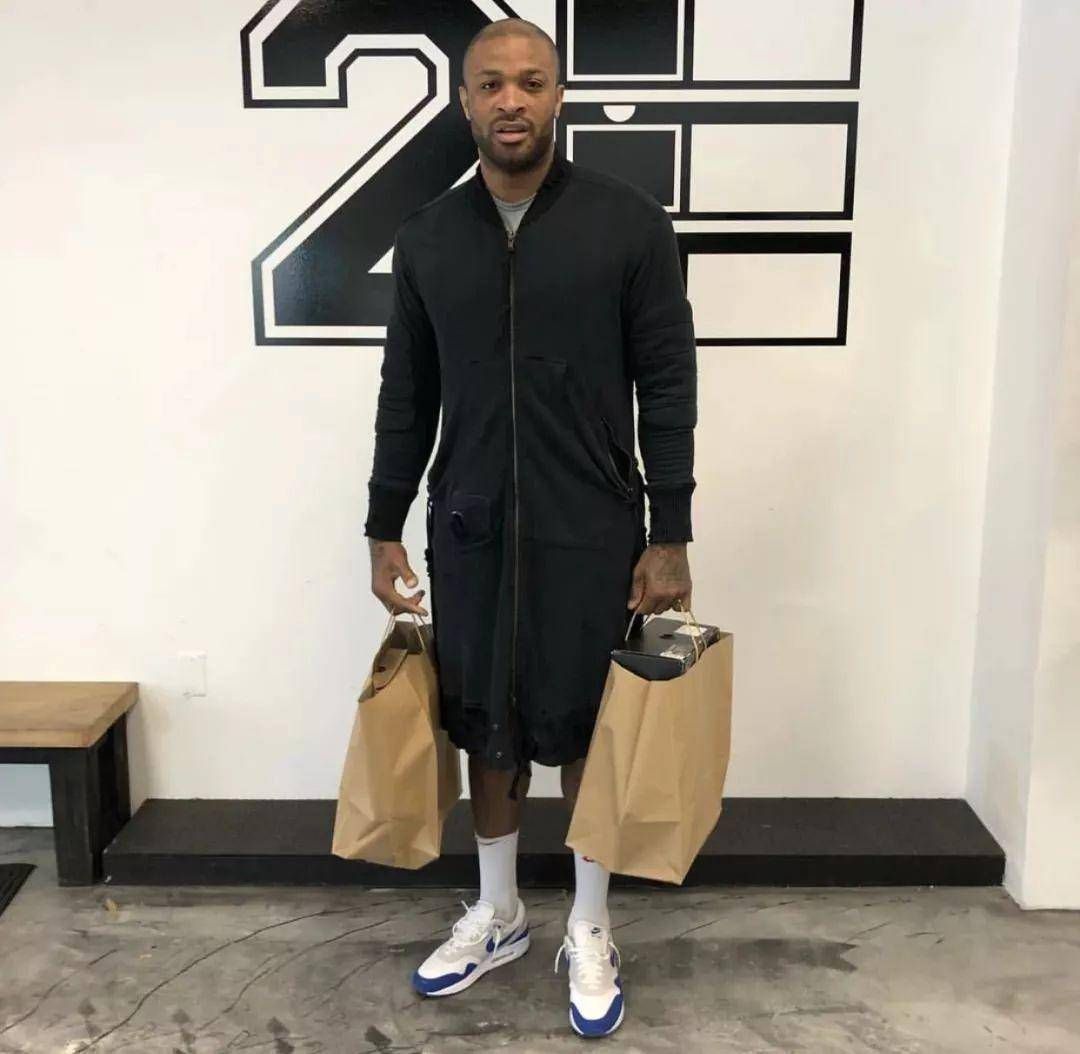 AJ在nba都簽了哪些球員（“鞋王”塔克與球鞋的5個(gè)故事：一買就是20雙，喬丹都問AJ哪買的）