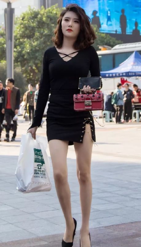 街拍：黑色超短裙