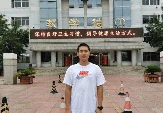 寒门难出贵子？高考状元“家庭背景”曝光，家庭实力讽刺又现实