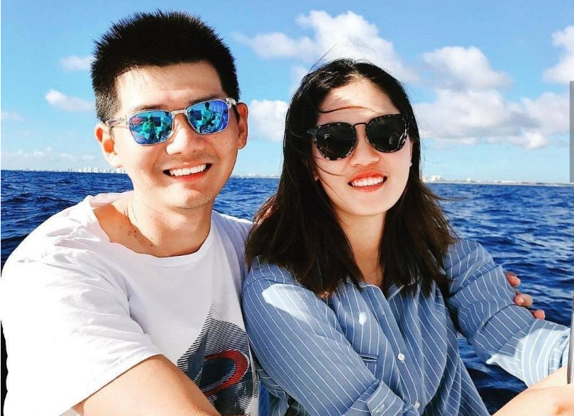 宁泽涛晒与女友亲昵合影宁泽涛和女朋友在家拍照