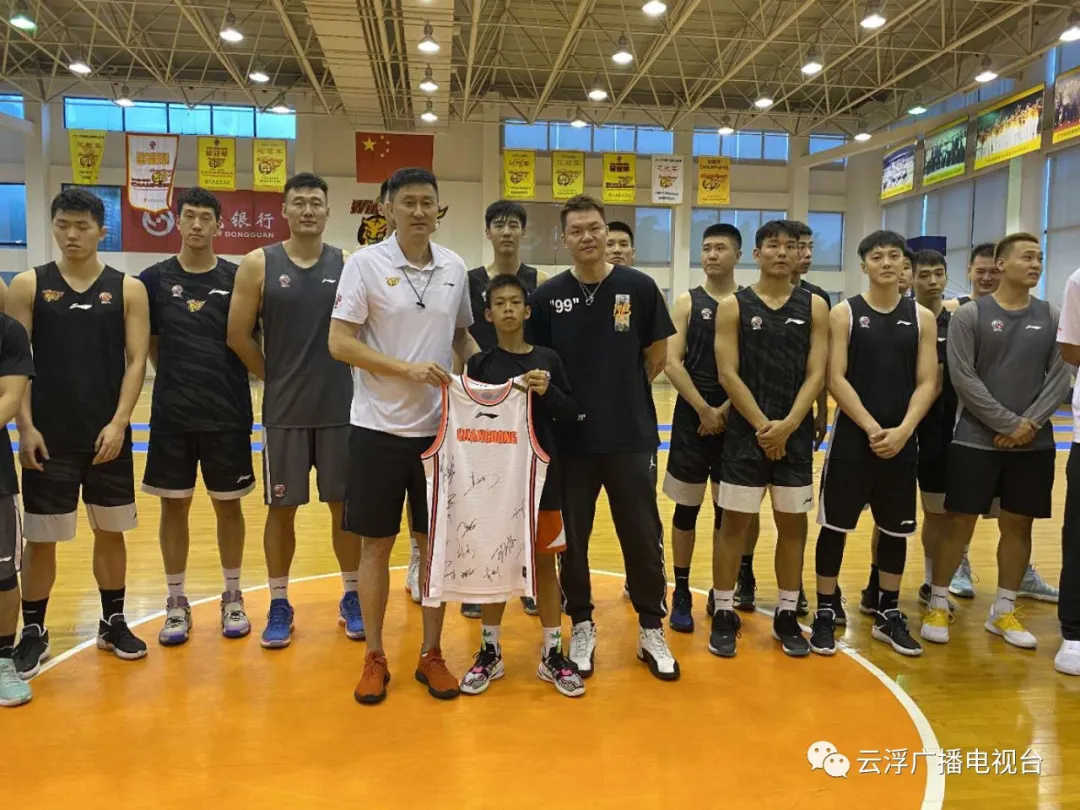 有哪个cba球员是云浮的（圆梦！云浮独臂篮球少年张家城走进CBA球队！）