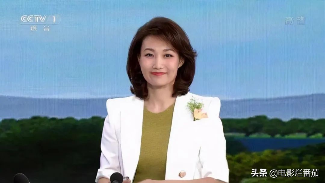 实习,先后担任了《国际时讯》,《新闻早8点》等新闻资讯类节目的主播