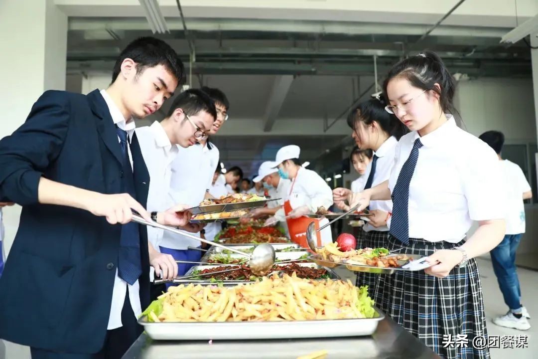 全网最帅厨师长、霸气菜、全鱼宴……高考“加油餐”实力爆表