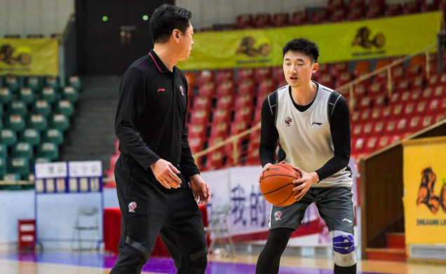 cba青岛李京龙(三分6中5！李京龙在父亲注视下证明自己 他没有辜负郭士强信任)