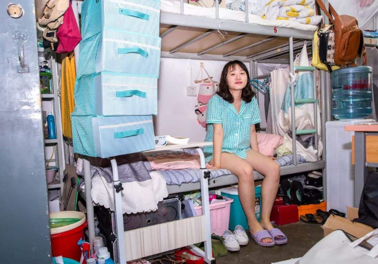 大学开学不到一个月，女儿称宿舍太压抑，想要去校外租房怎么办？