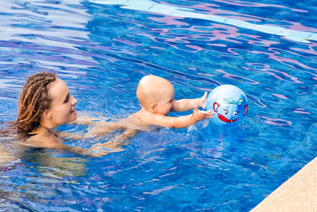 婴儿游泳图片(婴儿游泳好处多？这些问题若没有考虑好，或许“隐患”大于好处)
