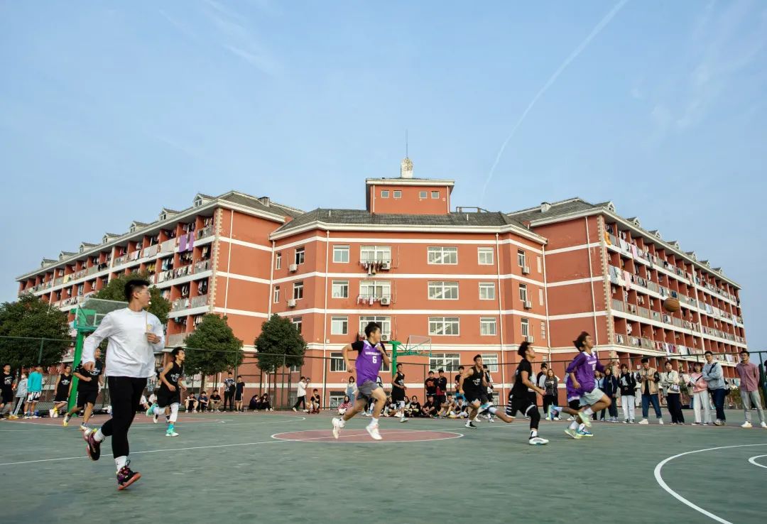 有关大学篮球新生杯(第五届“新生杯”篮球比赛 | 力挽狂“篮”，胜利属于他们)