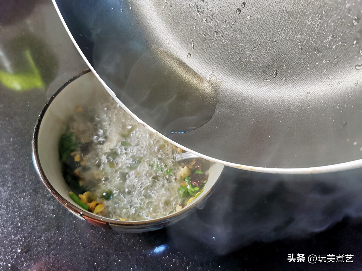 春天长出的嫩芽蕨菜遇上小银鱼，碰撞出别具小清新的口感