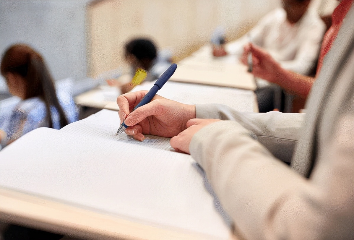 高考结束后，为什么监考老师要回收草稿纸？原来是为了考生着想