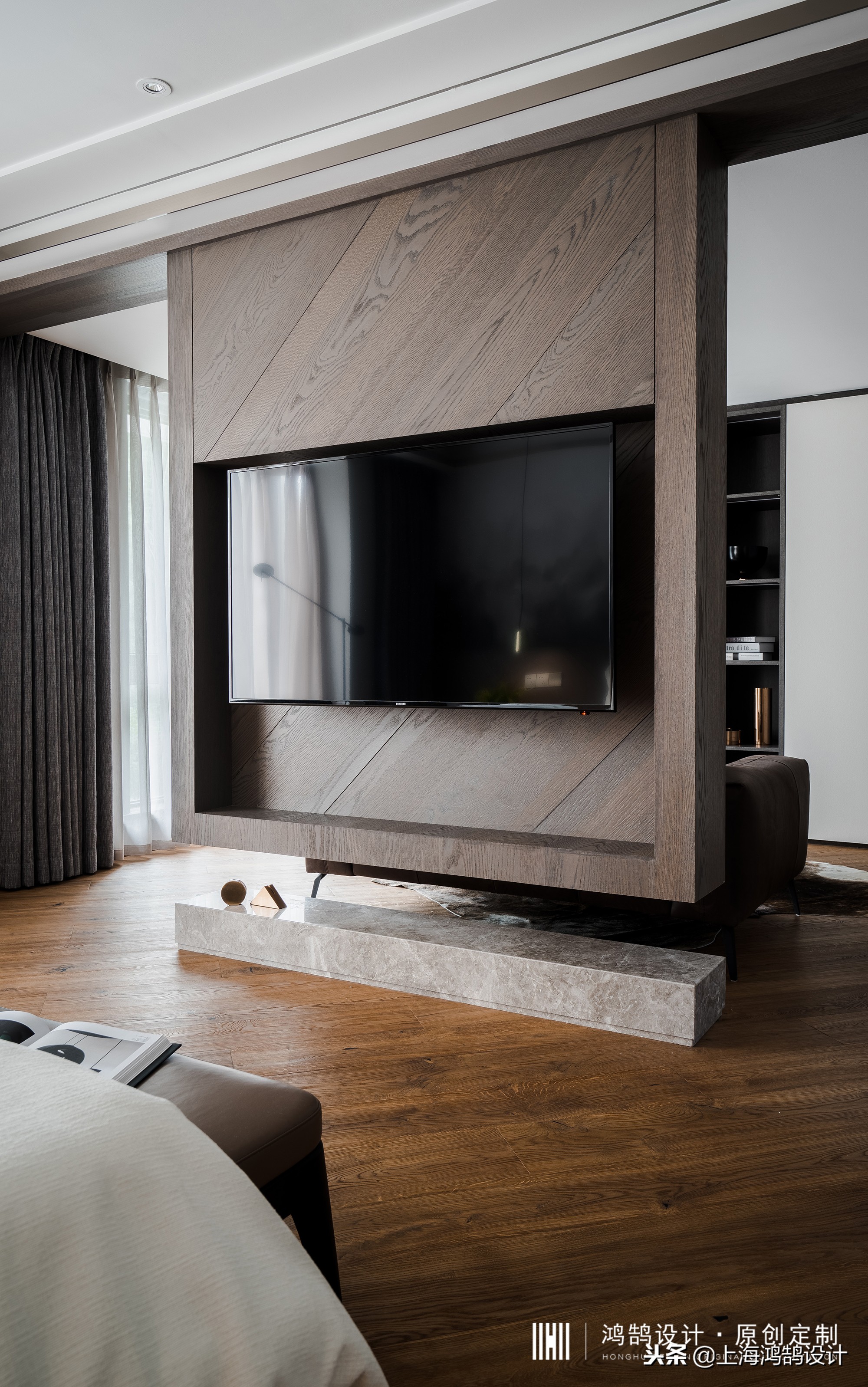 木饰面贴墙,用"高级灰"突显优雅气质