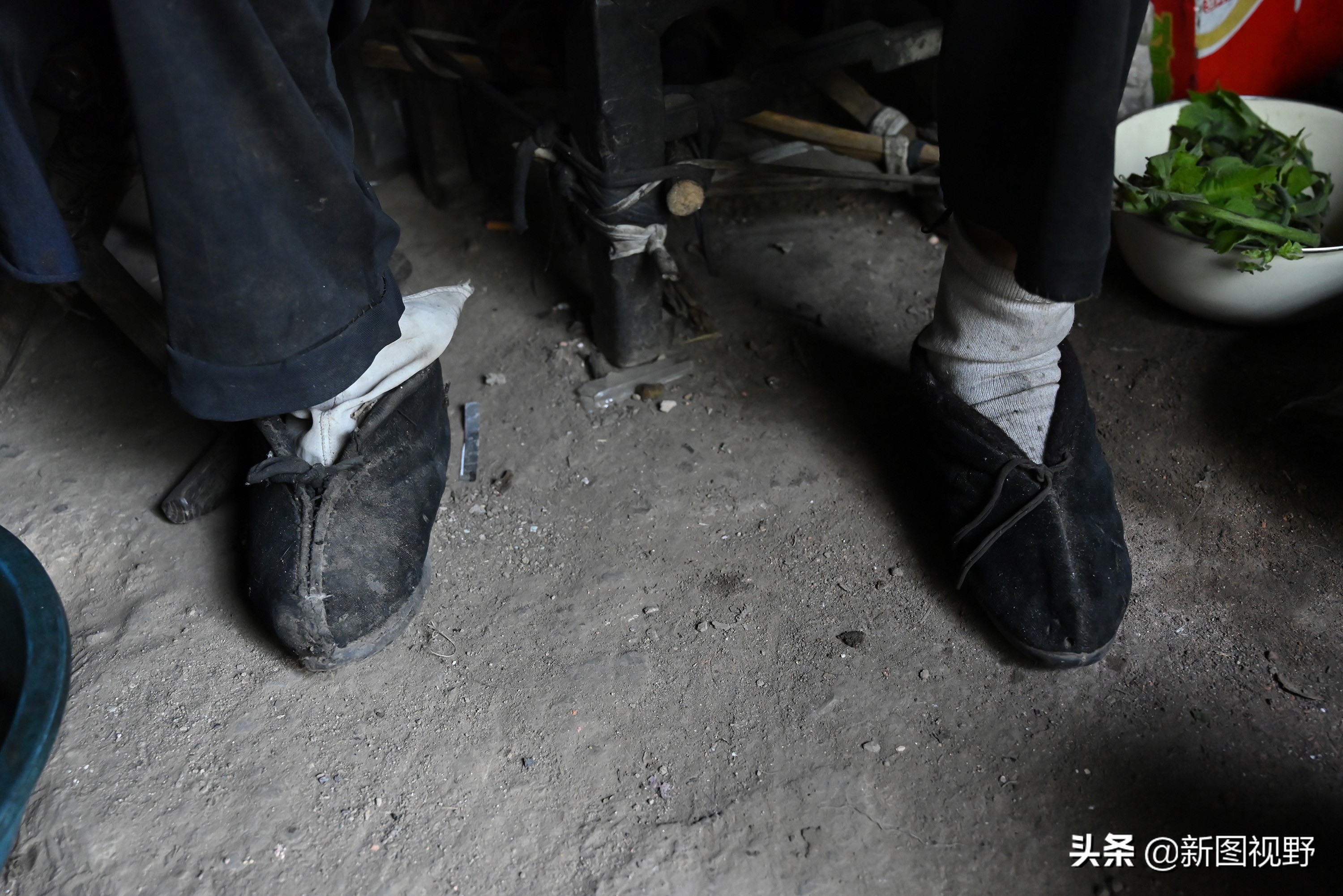 102岁农村奶奶,用草药泡水自己治病,几十年来数百人找她讨偏方