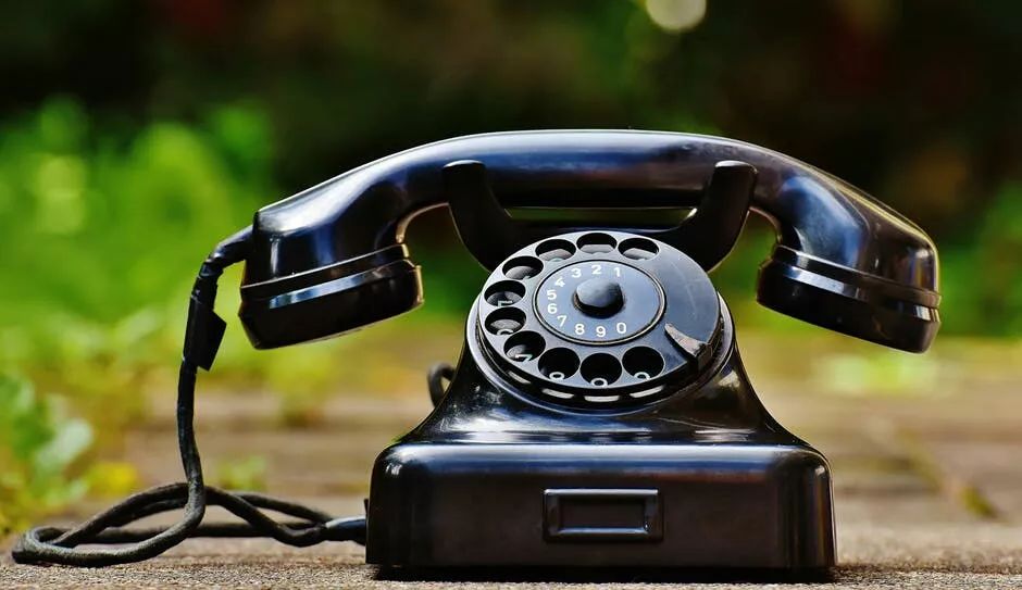 “打我手机”可不是“call my phone”，那应该怎么说？