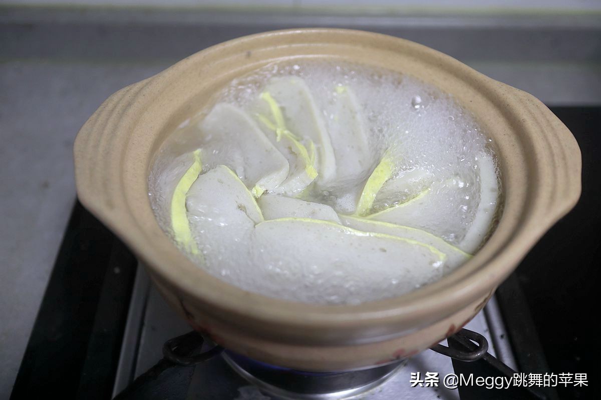 自制的鱼丸Q弹洁白，2道家常鱼丸汤，比饭店的还营养好喝实惠