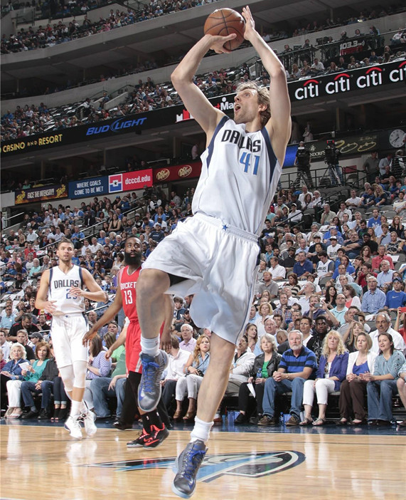 NBA梦幻脚步(一招鲜吃遍天！盘点NBA最强的十大球星绝技：梦幻脚步仅排第三)