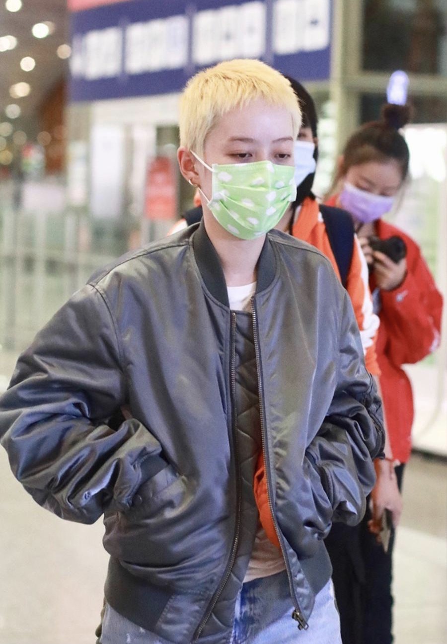 曾轶可图片(曾轶可大变样走机场,黄色寸头造型像极假小子,一身休闲