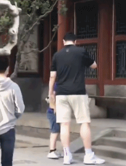 姚明女兒在哪里學籃球（姚明帶女兒去野球場打球，單手投籃誰防得住，站著投都沒人蓋得了）