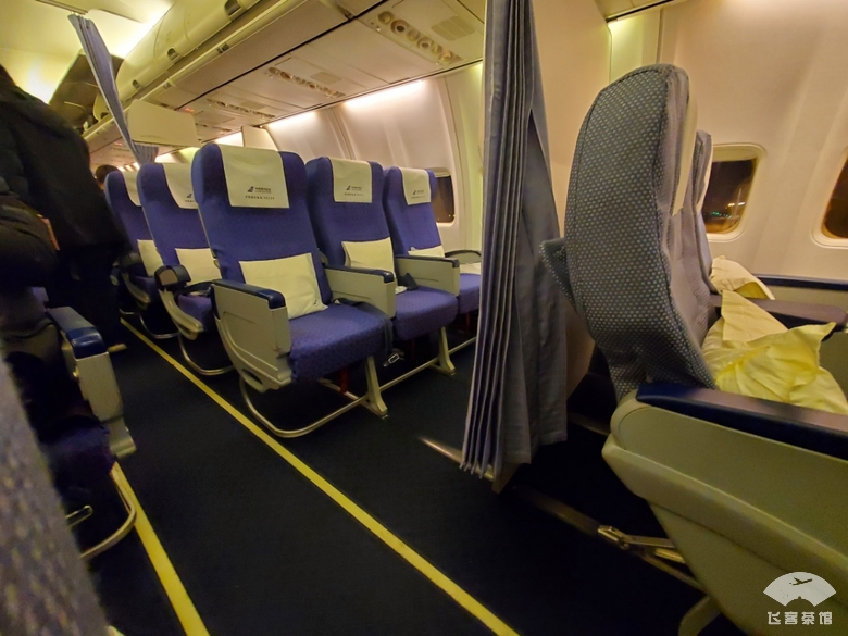 南航明珠经济舱第一排,宽敞得像公务舱)