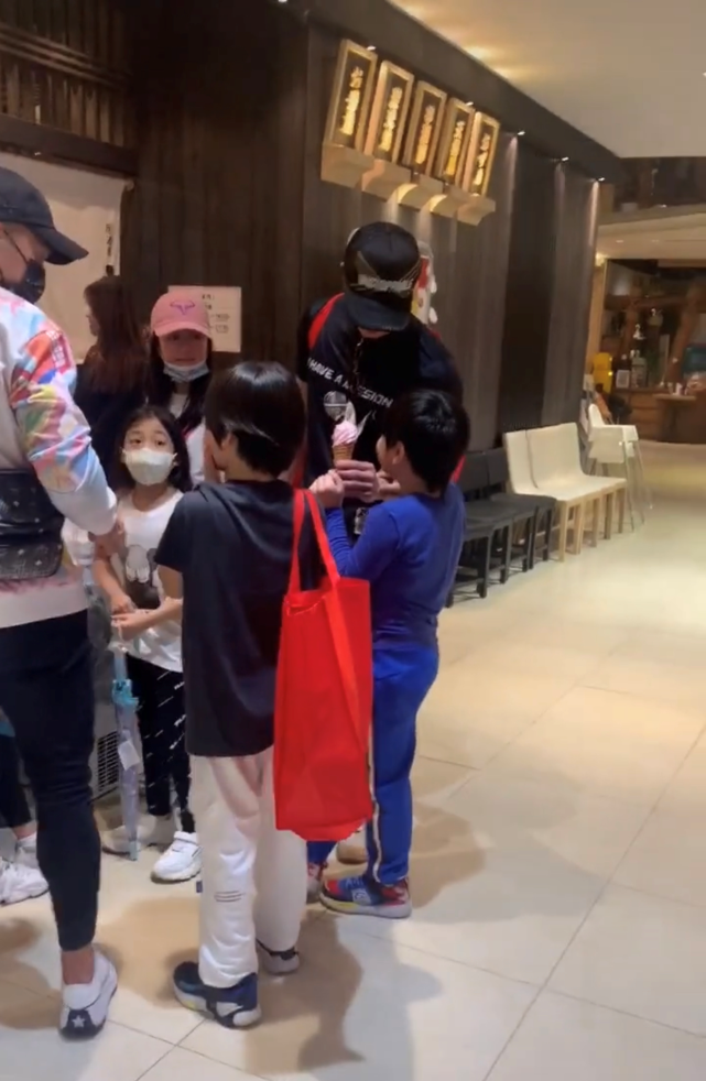 飞轮海三缺一！吴尊汪东城辰亦儒上海街头搞怪合影，炎亚纶未现身