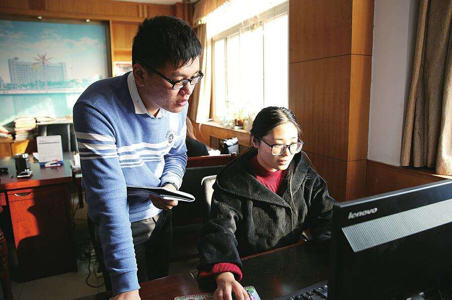 顺利考上二本，一年学费竟要2万8，普通家庭学生到底该不该去上