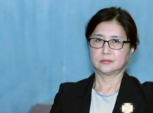 她是“韩版老佛爷”，操控总统40年，4大财阀和美国都抢着巴结她