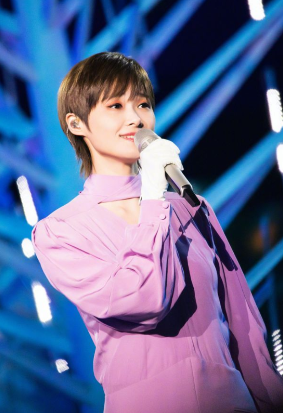 李宇春谈出道16年经历,91岁高龄歌迷送祝福,众星清唱歌曲表祝福