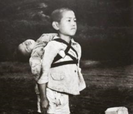 原子弹下的冤魂：那个背负亡弟尸体的日本儿童