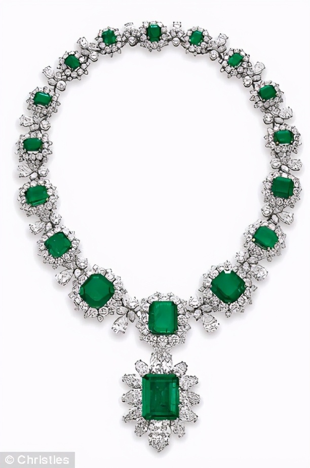 伊朗末代美艳王后！国王宠翻送天价珠宝，却因无法生育被流放