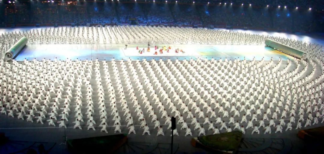开幕式"阴间表演"遭百万网友吐糟，回看08年奥运会发现，我国真美