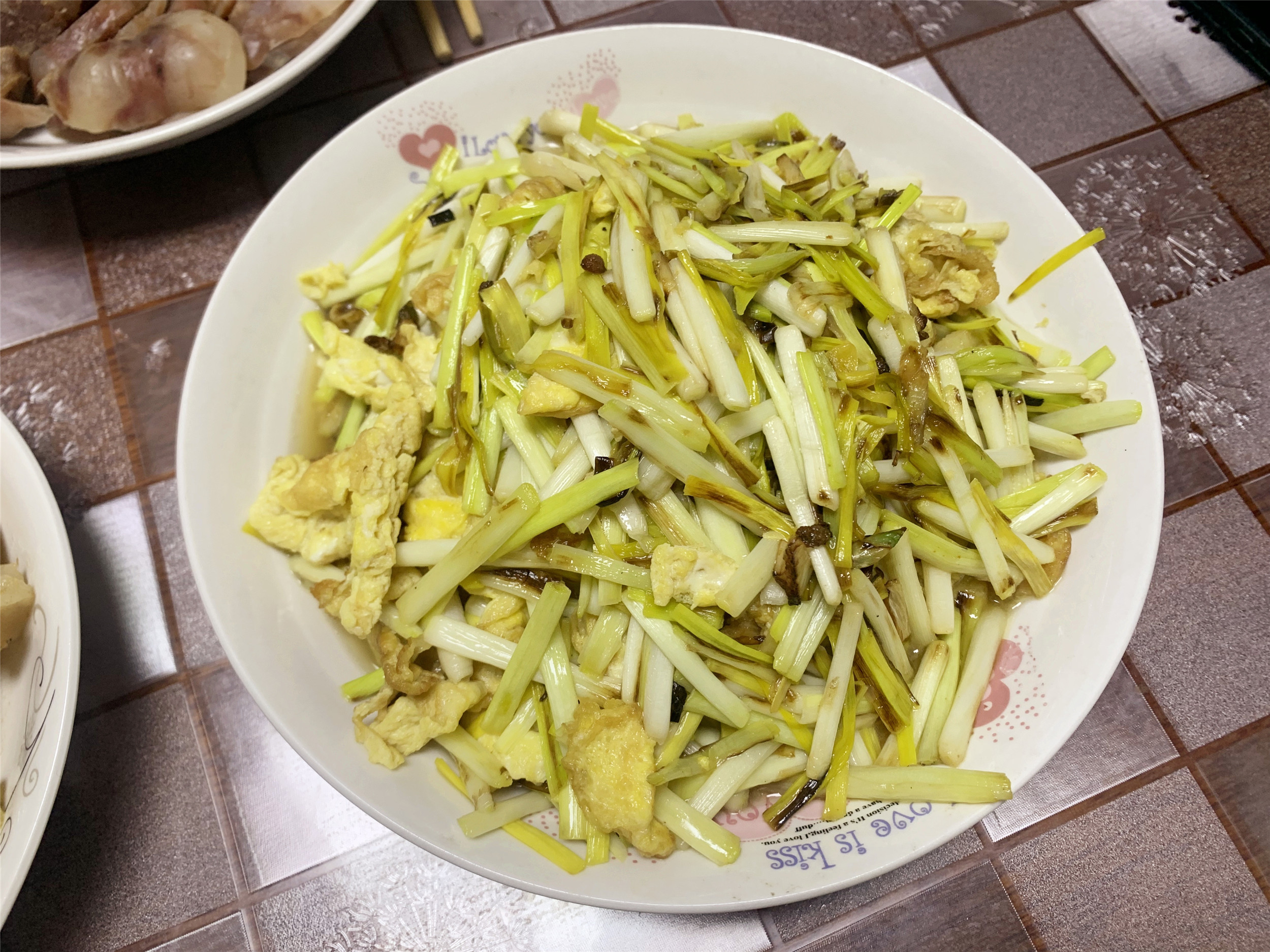 韭黄炒鸡蛋是一道美味简单的快手菜,早春的韭黄脆嫩鲜香,和鸡蛋更是