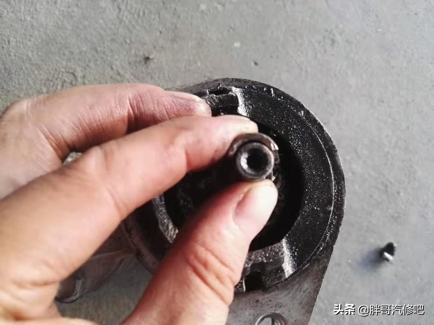 车主非正常启动车辆，然而一个小失误，变速箱被击了大窟窿