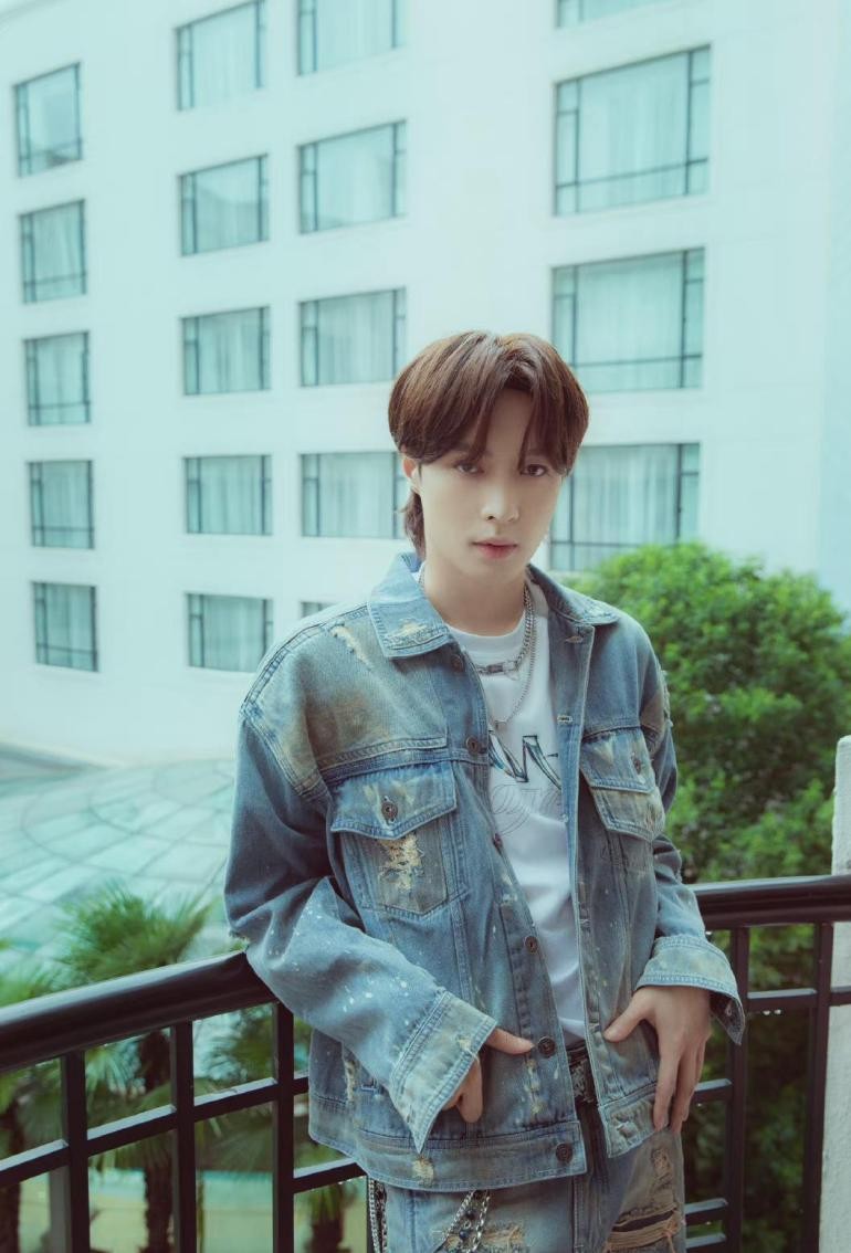 张艺兴换发型如换人，狼尾头配复古外套，靠栏杆随便摆POSE都有型