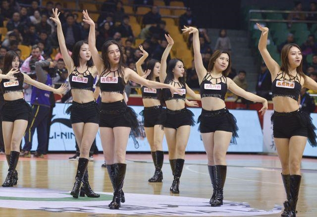 為什么亞洲人很少在nba（明明CBA啦啦隊顏值更高，為何難以進入NBA？球迷：對球員影響太大）