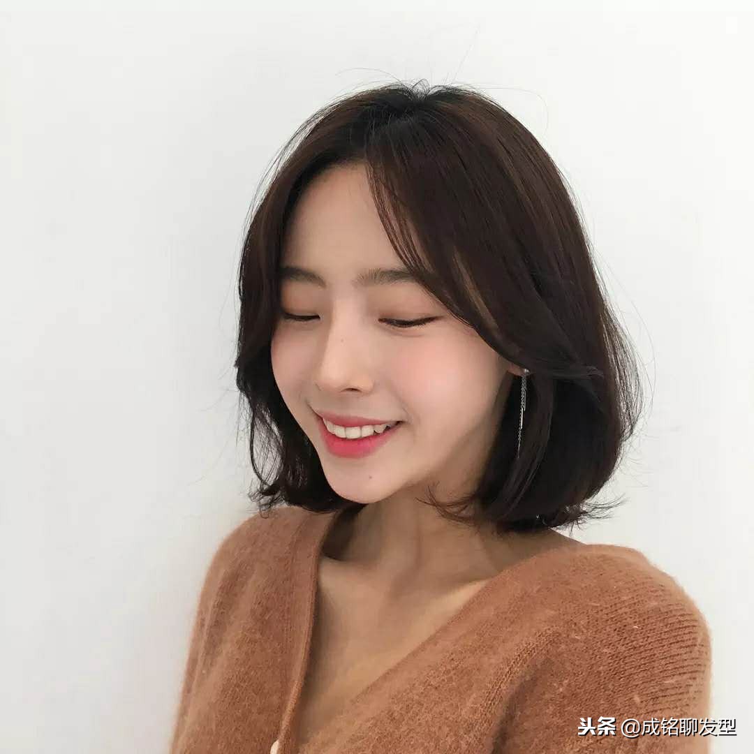 内扣发型要想持久漂亮，就需要学会一个简单的手法