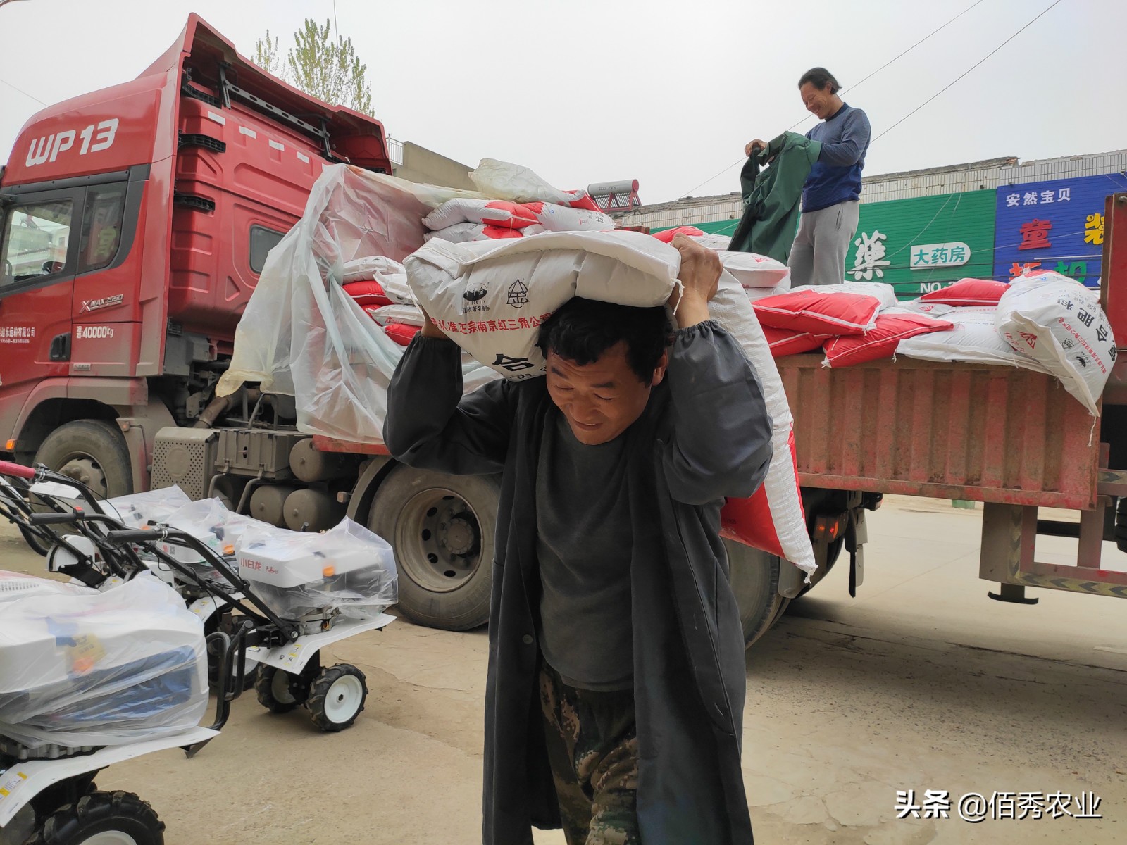 装卸工一天多少钱(农村人做装卸工，每天扛600袋化肥，赚400元惹人羡慕吗？)