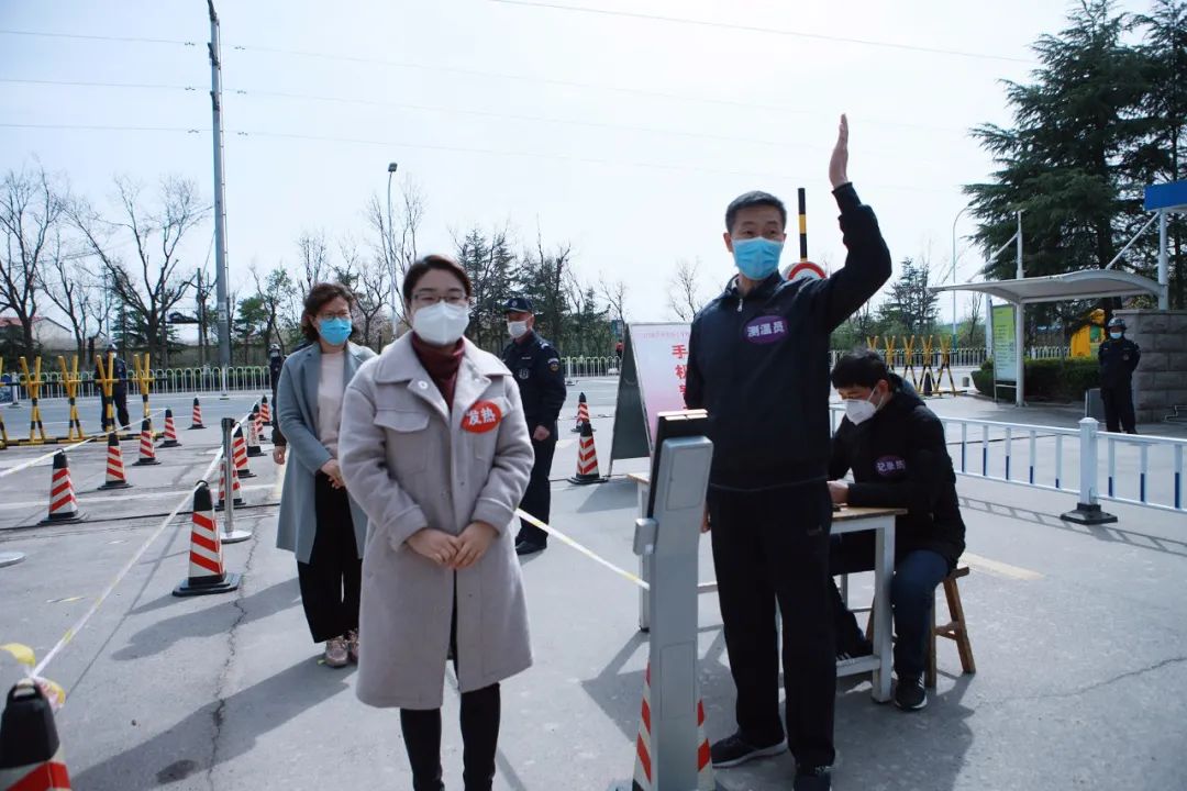 山东省潍坊商业学校组织疫情防控流程模拟演练活动